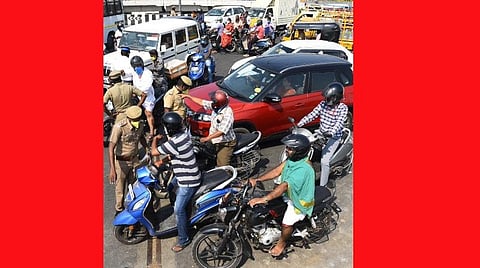 வெளியில் சுற்றும் வாகனங்களின் எண்களை சேகரிக்கும் போலீஸார்: விரைவில் நடவடிக்கை
