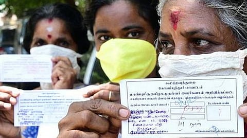 அரிசி குடும்ப அட்டைகளுக்கு ரூ.1,000 நிவாரண நிதி இன்று முதல் விநியோகம்: வீடு வீடாக ‘டோக்கன்’ வழங்கப்படுகிறது