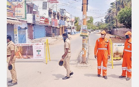 மேலப்பாளையத்தில் சாலைகளை அடைத்து பாதுகாப்புப் பணியில் ஈடுபட்டுள்ள போலீஸாருடன் பேரிடர் மீட்பு படையினர். படம்:  மு. லெட்சுமி அருண்