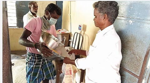 ரேஷன் கடைகளில் நிவாரணம்  வழங்கும் பணி தொடங்கியது