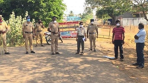 நிலக்கோட்டை அருகே கோடாங்கிநாயக்கன்பட்டி கிராமத்தை தனிமைப்படுத்தி பாதுகாப்பு பணியில் ஈடுபட்டுள்ள போலீஸார்.