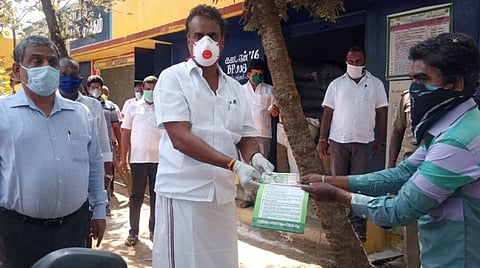 இலவச ரேசன் பொருட்கள், ரூ.1,000 நிவாரணம் வழங்கும் திட்டத்தை அமைச்சர் எஸ்.பி.வேலுமணி தொடங்கி வைத்தார்.