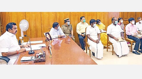 தமிழகத்தில் இலவச ரேஷன் பொருட்கள் உள்ளிட்ட உடனடி நிவாரணத்துக்காக ரூ.3,280 கோடி ஒதுக்கீடு- காணொலியில் பிரதமர் மோடியிடம் முதல்வர் பழனிசாமி விளக்கம்