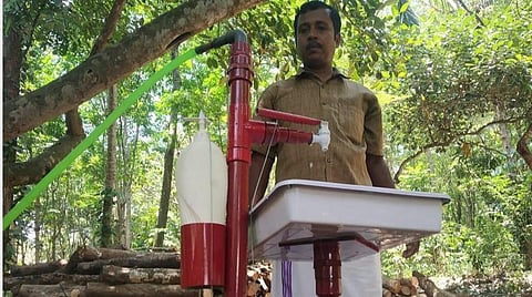 கரோனா தொற்று பரவாமல் தடுக்க குறைந்த செலவில் கை கழுவும் உபகரணம்: கிராம மக்களிடம் விழிப்புணர்வு ஏற்படுத்தும் குமரி தொழிலாளி- பொது இடங்களில் பயன்படுத்த ஏற்றது