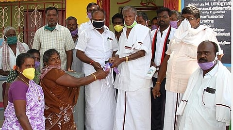 ரெட்டியார்சத்திரம் ஒன்றியம் கரிசல்பட்டி கிராமத்தில் திமுக சார்பில் பொதுமக்களுக்கு சோப்புகள், சானிடைசர் வழங்கும் ஊராட்சி ஒன்றிய தலைவர் ப.க.சிவகுருசாமி.