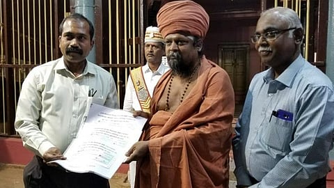 குன்றக்குடியில் நிவாரண நிதிக்காக ரூ.6 லட்சத்தை சிவகங்கை மாவட்ட ஆட்சியர் ஜெ.ஜெயகாந்தனிடம் பொன்னம்பல அடிகளார் வழங்கினார்.