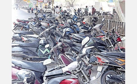 ஊரடங்கு அமலில் உள்ள நிலையில், சென்னை முகப்பேர் அண்ணாநகர் சந்திப்பில் அவசியமின்றி சுற்றித் திரிந்தவர்களின் இருசக்கர வாகனங்கள் பறிமுதல் செய்யப்பட்டு பாலத்தின் கீழ் நிறுத்தி வைக்கப்பட்டுள்ளன. படம்: ம.பிரபு