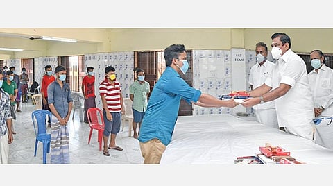 சென்னை ராஜா அண்ணாமலைபுரம், மாநகராட்சி சமுதாய நலக்கூடத்தில் தங்க வைக்கப்பட்டுள்ள வெளிமாநில தொழிலாளர்களுக்கு உணவு மற்றும் உடைகளை முதல்வர் பழனிசாமி நேற்று வழங்கினார்.