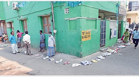 சென்னை, வில்லிவாக்கம் மசூதி தெருவில் உள்ள நியாயவிலை கடையில் ஆயிரம் ரூபாய் மற்றும் பொருட்கள் வாங்குவதற்காக மக்கள் நேற்று அதிகாலையிலேயே வரிசையில் பைகளை வைத்து இடம்பிடித்திருந்தனர்.படம்: ம.பிரபு﻿﻿