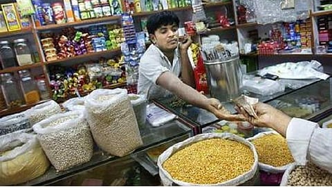 எளிதில் கெட்டுப்போகும் உணவுப் பொருட்களை விற்க அதிகாரிகள் உதவ வேண்டும்: மதுரை கீழமாசிவீதி வியாபாரிகள் சங்கம் வேண்டுகோள்