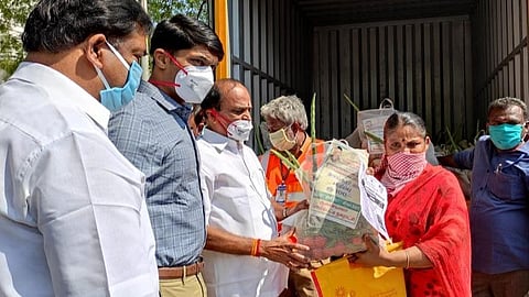 திண்டுக்கல்லில் உள்ள அம்மா உணவகத்தை ஆய்வு செய்தபின் செய்தியாளர்களுக்கு பேட்டியளித்த வனத்துறை அமைச்சர் திண்டுக்கல் சி.சீனிவாசன்.
