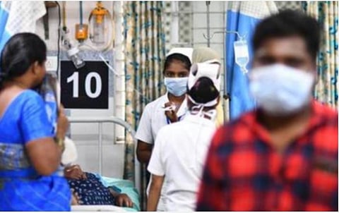 அமைச்சர் வருகைக்கு முன்னதாக தனிமை வார்டில் இருந்தவர்கள் எச்சில் துப்பியதால் பரபரப்பு