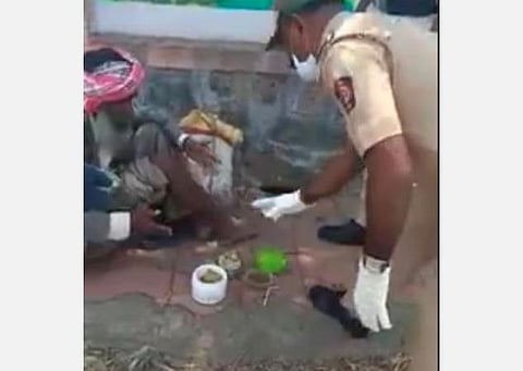 கதியற்றவருக்கு  தன் உணவை பகிர்ந்த போலீஸ் : வைரல் வீடியோவில் யுவராஜ் சிங் மனம் நெகிழ்ந்து பாராட்டு
