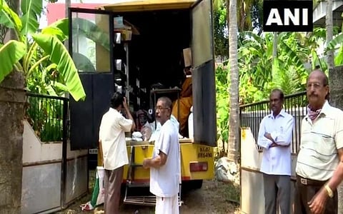 குடியிருப்புப் பகுதிகளுக்கே வரும் கேரள  மாநில கூட்டுறவு  நுகவோர் லிமிடெட்டின் திரிவேணி சூப்பர் மார்க்கெட் வாகனம் | படம்: ஏஎன்ஐ