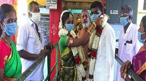 ஊரடங்கு உத்தரவால் தேனியில் மொய், விருந்து இல்லாமல் நடைபெற்ற எளிய திருமணம்: சமூக விலகல் கடைபிடிப்பு