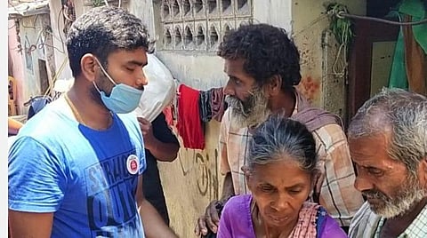 கரோனா களத்தில் கருணை முகங்கள் - 3 :  பிளாட்பார மனிதர்கள், தொழுநோயாளிகள், குடிசை மக்கள், நன்றியுள்ள நாய்கள்... பார்த்துப் பார்த்து உணவு