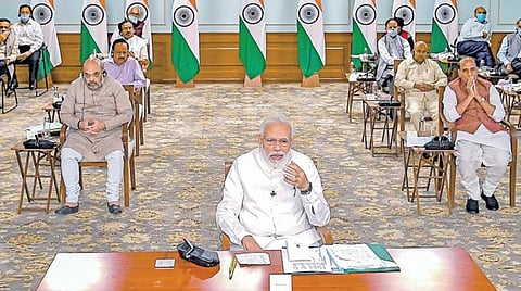 கரோனா வைரஸ் பரவலை தடுப்பது பற்றி நாடாளுமன்ற கட்சித் தலைவர்களுடன் பிரதமர் மோடி நேற்று காணொலிக் காட்சி மூலம் ஆலோசனை நடத்தினார். உடன் அமித் ஷா, ராஜ்நாத் சிங் உள்ளிட்ட மத்திய அமைச்சர்கள் அமர்ந்துள்ளனர்.  படம்: பிடிஐ