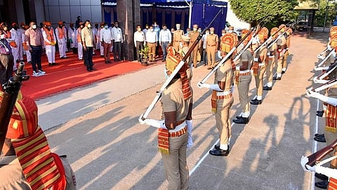நெல்லையில் தூய்மைப் பணியாளர்களுக்கு காவல்துறையினர் செலுத்திய அணிவகுப்பு மரியாதை