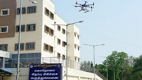 கரோனா நோயாளிகள் சிகிச்சை பெறும் வார்டு, வசித்த பகுதிகளில் ‘ட்ரோன்’ மூலம் கிருமி நாசினி தெளிப்பு: மதுரை மாநகராட்சி புது முயற்சி 