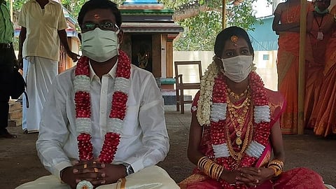 குமரியில் சமூக இடைவெளியுடன் 15 பேர் மட்டுமே பங்கேற்ற திருமணம்; உறவினர்களிடம் கரோனா விழிப்புணர்வு ஏற்படுத்திய ஆசிரியர் தம்பதி