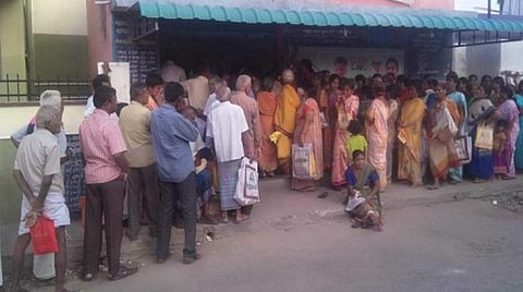 குடும்ப அட்டை இல்லாத ஏழை மக்களுக்கும் ரேஷன் பொருட்கள்: ஒரு வாரத்தில் அறிக்கை; உயர் நீதிமன்றத்தில் அரசு பதில்