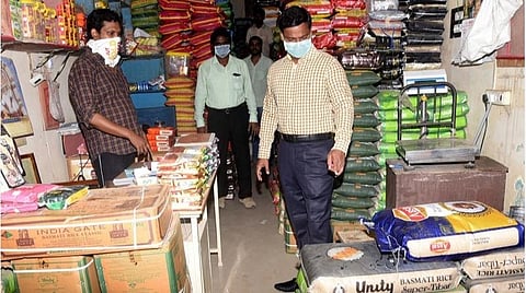 அத்தியாவசியப் பொருட்களை பதுக்கினாலோ கூடுதல் விலைக்கு விற்றாலோ கடும் நடவடிக்கை: ராமநாதபுரம் ஆட்சியர் எச்சரிக்கை