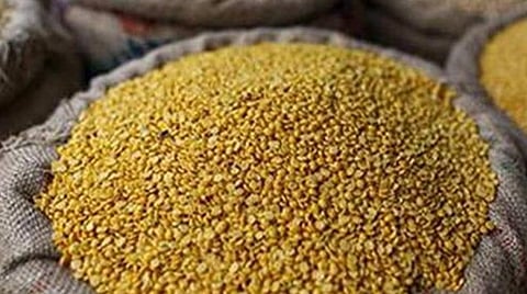 பணியாளர் பற்றாக்குறையால் உற்பத்தி பாதிப்பு- மளிகை கடைகளில் பருப்பு இருப்பு குறைந்து வருகிறது