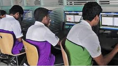 கரோனா விடுமுறையால் முடங்குவதைத் தவிர்க்க வீட்டில் இருந்தபடியே மாணவர்களுக்கு ஆன்லைனில் பாடமெடுக்கும் ஆசிரியர்கள்