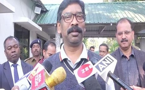 செய்தியாளர்களிடம் பேசும் ஜார்க்கண்ட் முதல்வர் ஹேமந்த் சோரன் | படம்: ஏஎன்ஐ