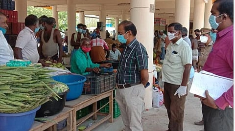விருதுநகரில் காய்கறி, மளிகைக் கடைகளில் குடிமைப் பொருள் வழங்கல் எஸ்.பி. திடீர் ஆய்வு