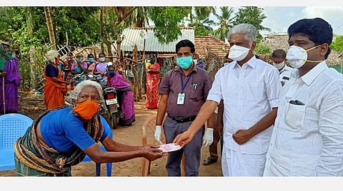 காரைக்குடி தொகுதியில் ஆறாயிரம் பேருக்கு 600 ரூபாய் மதிப்பில் மளிகைத் தொகுப்பு: சொந்த செலவில் வழங்கும் காங்கிரஸ் எம்எல்ஏ கே.ஆர்.ராமசாமி 