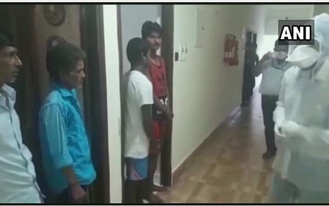 கரோனா நோயாளிகளை சந்தித்துப் பேசும் உளவியலாளர்கள் | படம்: ஏஎன்ஐ