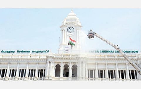 சென்னை மாநகராட்சி ரிப்பன் மாளிகை மீது, தீயணைப்பு துறையின் நவீன ஸ்கை லிஃப்ட் வாகனம் மூலம் தெளிக்கப்படும் கிருமிநாசினி.படம்: க.பரத்