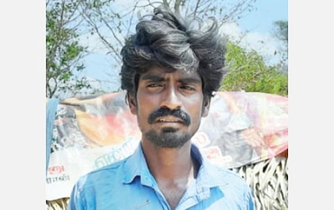 கரோனா தடுப்புக்காக முதல்வரின் நிவாரண நிதிக்கு அரசின் எவ்வித சலுகையும் பெறாத பழங்குடி இன இளைஞர் ரூ.500 உதவி