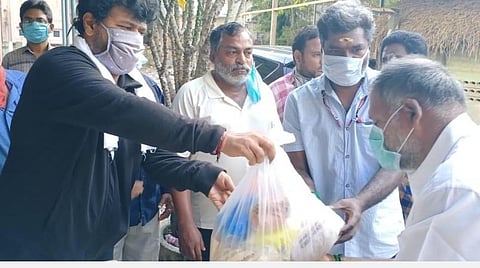கரோனா வைரஸ் பாதிப்பு: நடிகர் சங்க உறுப்பினர்களுக்கு மளிகை சாமான் வழங்கிய விஷால்