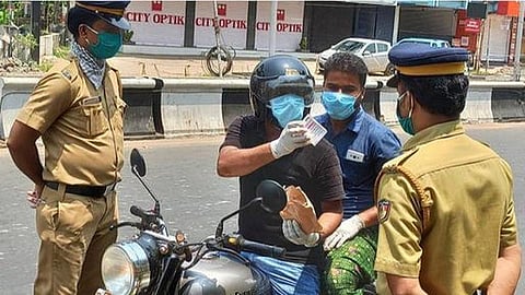 ஊரடங்கின்போது வழக்கில் சிக்கியோர் தடையில்லா சான்று பெறுவதில் சிக்கல்; தேவையின்றி வெளியில் வருவதைத் தவிர்க்கவும்: காவல்துறை வேண்டுகோள் 