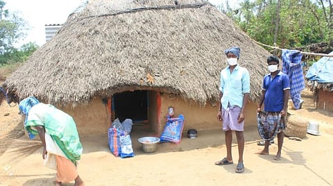 பழங்குடி மக்களுக்கு 25 கிலோ அரிசி, மளிகை, காய்கறிகள்: கோனேரிக்குப்பம் பள்ளி ஆசிரியர்கள், முன்னாள் மாணவர்கள் சங்கம் உதவி