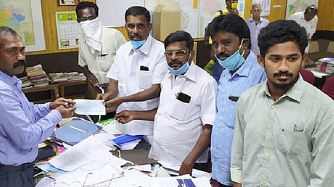 சிவகங்கை மாவட்ட ஆட்சியர் அலுவலகத்தில் ஆட்சியர் ஜெயகாந்தனிடம் ஓய்வூதியப் பணத்தை முன்னாள் எம்எல்ஏ குணசேகரன் வழங்கினார்.