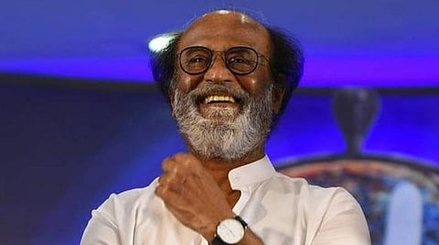 அரசின் கட்டுப்பாடுகளைத் தவறாமல் கடைப்பிடித்துப் பாதுகாப்பாக இருங்கள்: ரஜினி