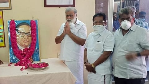 திண்டுக்கல்லில் டாக்டர் அம்பேத்கர் படத்திற்கு மலர் தூவி மரியாதைசெய்த திமுக மாநில துணைப்பொதுச்செயலாளர் இ.பெரியசாமி.