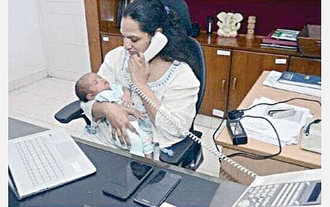ஆந்திராவில் ஒரு மாத குழந்தையுடன் பணிக்கு திரும்பிய ஐஏஎஸ் அதிகாரி ஜனா கும்மல்லா.