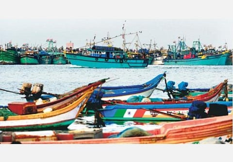 அரசு அனுமதியளித்தும் மீன் பிடிக்கச் செல்லாத மீனவர்கள்: கரோனாவை விரட்ட ஒன்றுகூடி முடிவு