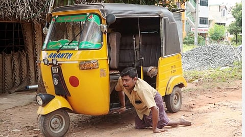 நலவாரிய அட்டை இல்லாட்டியும் வயிறு இருக்குல்ல!- அரசின் நிவாரணம் கிடைக்காமல் அல்லாடும் மாற்றுத்திறனாளி ஆட்டோ ஓட்டுநர்