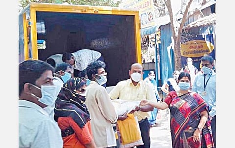 சென்னை நுங்கம்பாக்கம் லேக் ஏரியா நியாயவிலைக் கடையில், தமிழ்நாடு அமைப்புசாரா நலவாரியங்களில் பதிவு பெற்ற உறுப்பினர்களுக்கு கரோனா நிவாரணப் பொருட்கள் தொகுப்பை  தொழிலாளர் ஆணையர் ஆர்.நந்தகோபால், சென்னை மாவட்ட ஆட்சியர் ஆர்.சீதாலட்சுமி ஆகியோர் நேற்று வழங்கினர். உடன் கூடுதல் தொழிலாளர் ஆணையர் அ.யாஸ்மின் பேகம் உள்ளிட்டோர்.