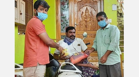 'இந்து தமிழ் திசை' இணையதள செய்தி எதிரொலி: மாற்றுத்திறனாளி ஆட்டோ ஓட்டுநருக்கு ஆதரவுக்கரம் நீட்டும் உள்ளங்கள்