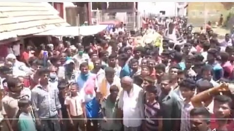 கோயில் ஜல்லிக்கட்டு காளைக்கு இறுதி ஊர்வலம்: சமூக வலைதளங்களில் வைரலான வீடியோ-  ஊரடங்கை மீறி ஊரே திரண்டதால் அதிர்ச்சி