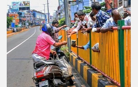 48 மணி நேரத்துக்கு முன்பாக அதிகாரிகளிடம் தகவல் தெரிவித்து மக்களுக்கு நேரடியாக நிவாரணம் வழங்கலாம்- கட்சியினர், தன்னார்வலர்களுக்கு நீதிபதிகள் அனுமதி