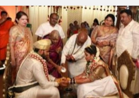 பண்ணை வீட்டில் நடந்த ஹெச்.டி.குமாரசாமி மகன் திருமணம் : சமூக விலகல் கடைப்பிடிக்கவில்லையெனில் நடவடிக்கை பாயும் - அதிகாரிகள்