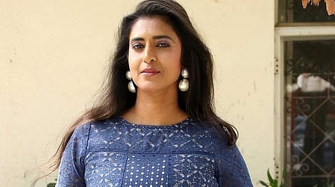 அண்டை மாநில முதல்வர் செயலில் காட்டுகிறார்; இங்கு...: கஸ்தூரி சாடல்