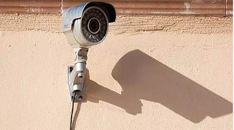 மதுரையில் கரோனாவால் தடை செய்யப்பட்ட குடியிருப்புகளில் மக்கள் வெளியேறுவதை கண்காணிக்க கேமராக்கள்: காய்கறி, மளிகை வாங்கிக் கொடுக்க உதவி மையம் 
